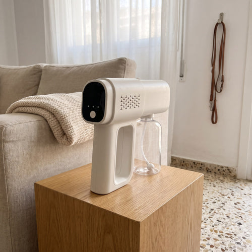 Pistola antiolores para mascotas sobre una mesa del salón
